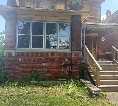 2nd image of 2295 Gladstone St