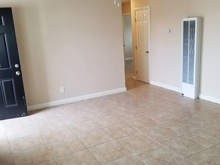 325 E Leatrice Ln — Photo 3