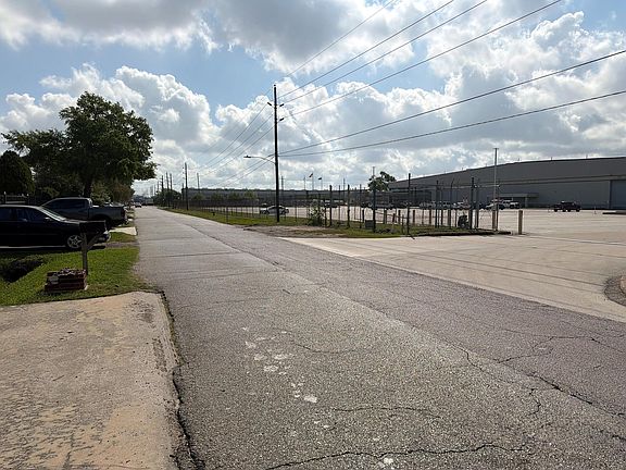 3rd image of 9950 Genard Rd
