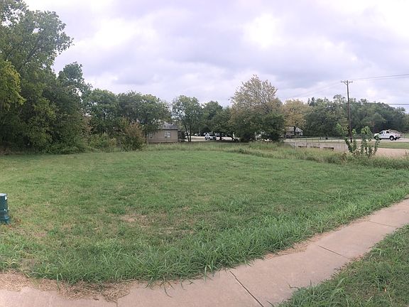 3rd image of 623 E Boydstun Ave