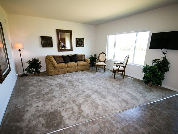 4th image of 965 Amethyst Ln