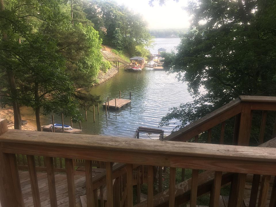 Deck, look out to lake cove and main channel