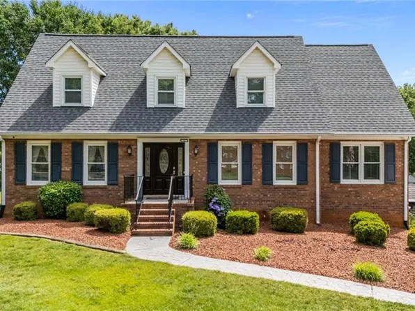 8016 Riverview Dr, Clemmons, NC 27012