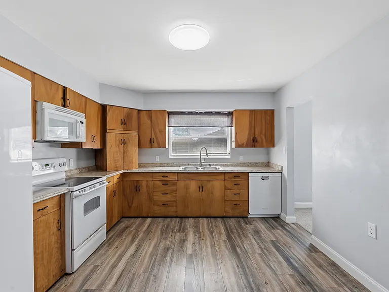 4220 Deleon St — Photo 6