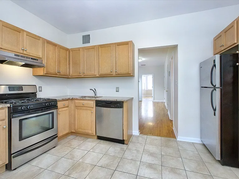 80 Pine St #2 — Photo 14