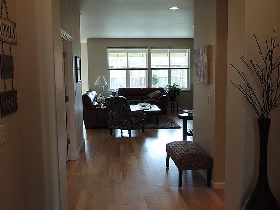 3rd image of 81 W Lobelia Dr
