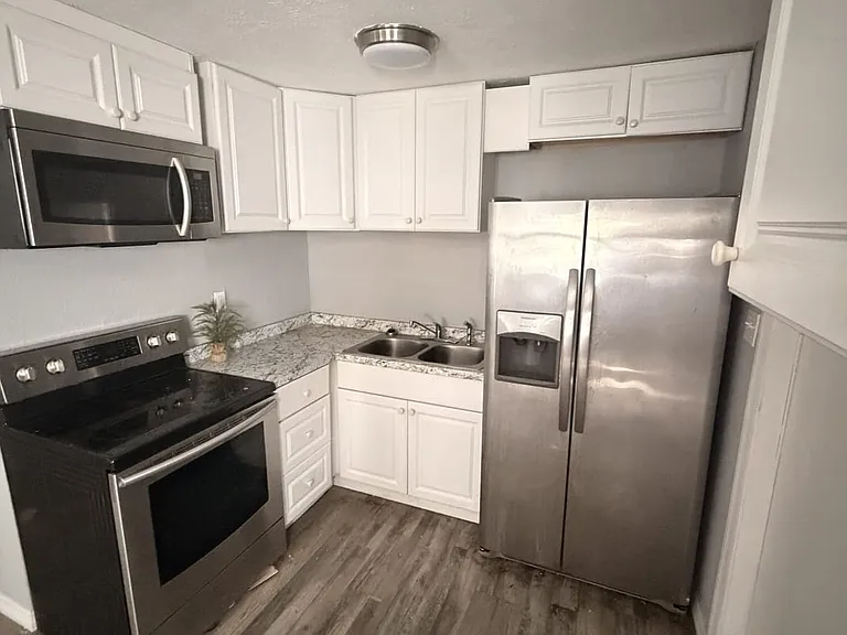 1418 Woodlawn Ave — Photo 8