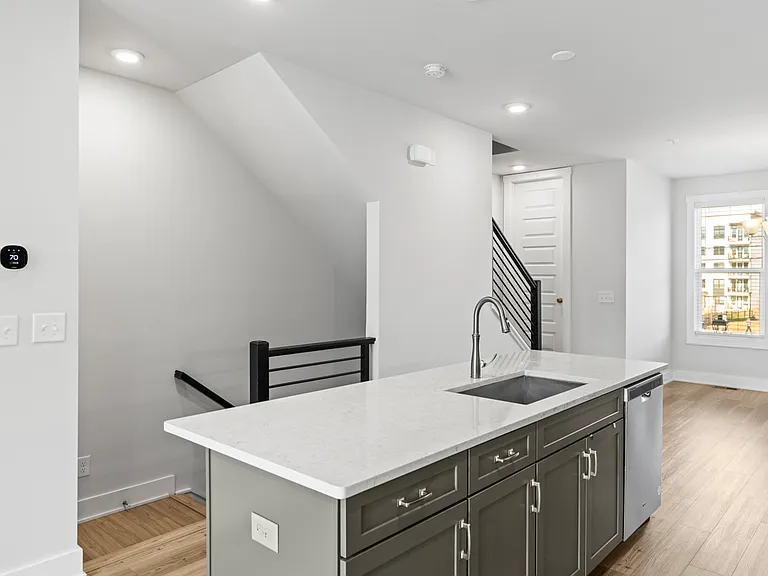 539 W Tremont Ave — Photo 5