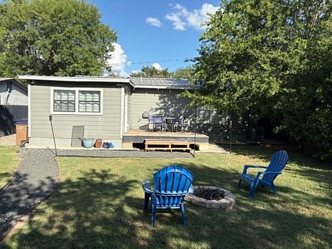 3rd image of 1110 Vasquez St