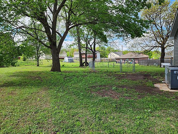 4th image of 1134 Hillside Dr