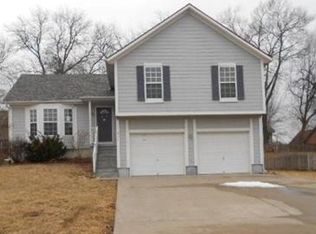 624 SE James Ct, Lees Summit, MO 64063