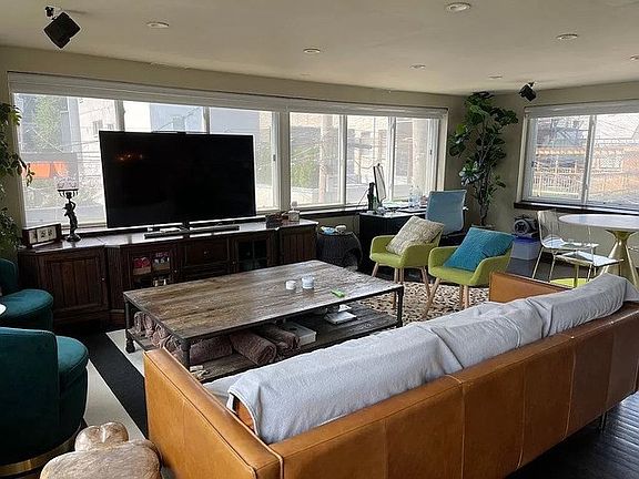 2nd image of 1010 N Wood St #2R