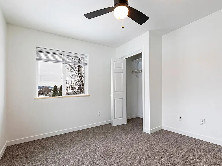 909 Defoe St #B — Photo 15