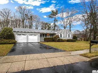 15 Sejon Dr, Sayville, NY 11782
