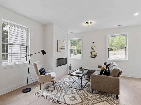 100 Albion Rd #307, Bedford, MA 01730