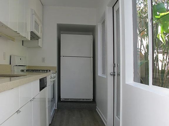 2nd image of 1646 Preuss Rd #1