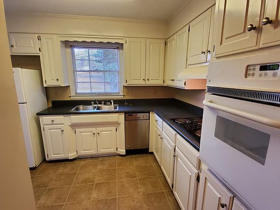 Built in oven and separate cooktop, dishwasher