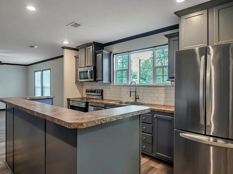 483 Howard St — Photo 1