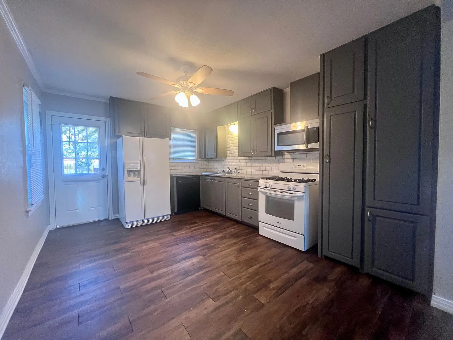 Charming 2 Bedroom with Flex Space — Photo 4