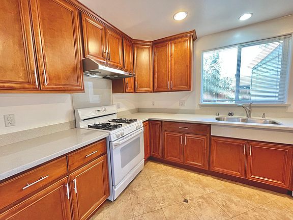 4th image of 14856 Bronson Ave