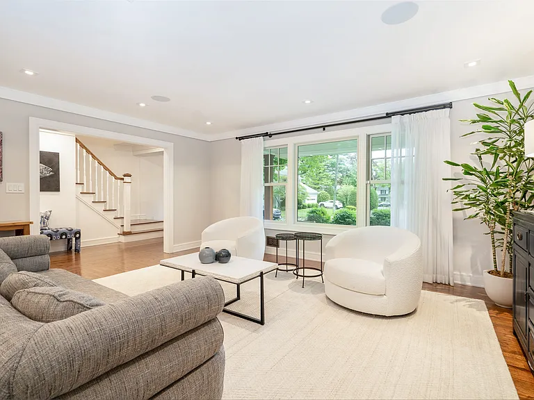10 Loewen Ct — Photo 7