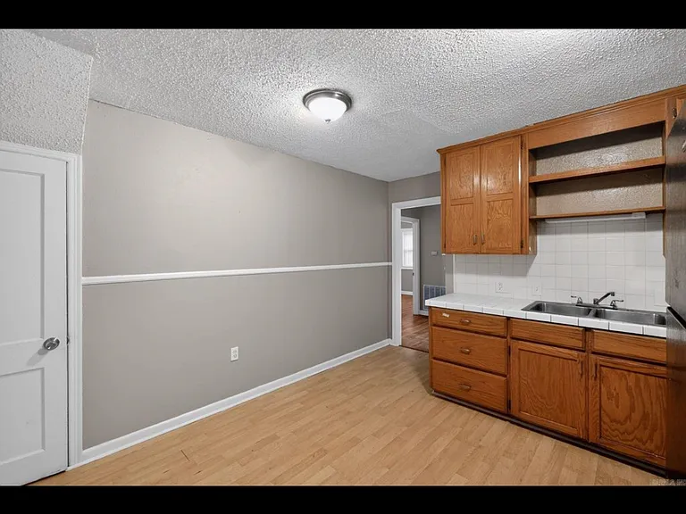 410 W 51st St — Photo 12