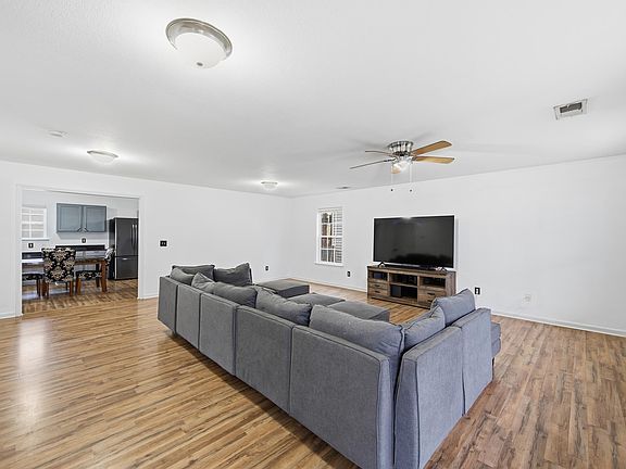 3rd image of 492 Denman Loop