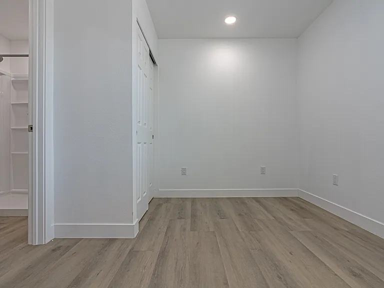 411 W Grove St — Photo 10