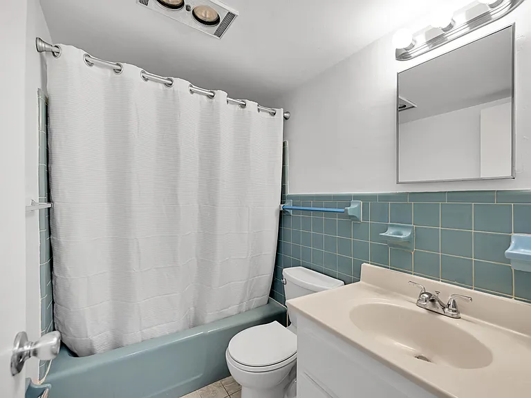 199 SW 15th St #3 — Photo 14