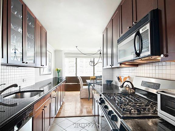 3rd image of 315 W 70th St APT 9K