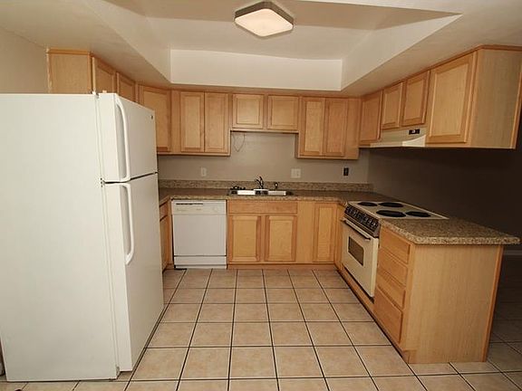 3rd image of 910 Robinhood Ct