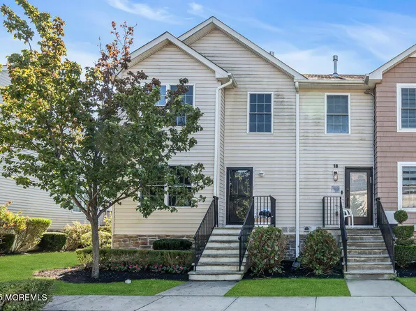 16 Charming Way, Lakewood, NJ 08701