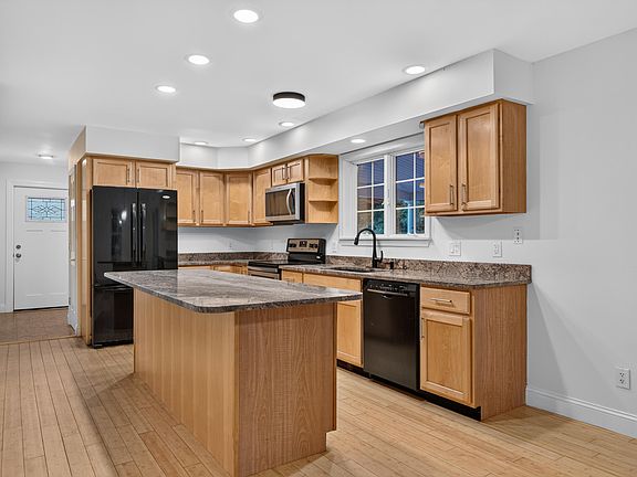 4th image of 9 Hemlock Drive