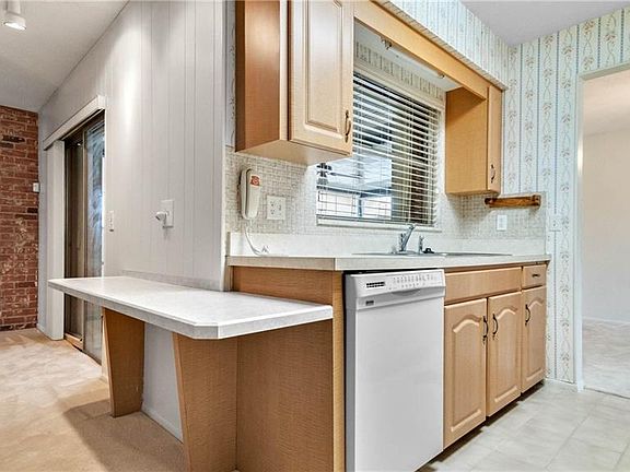 3rd image of 550 El Dorado Way