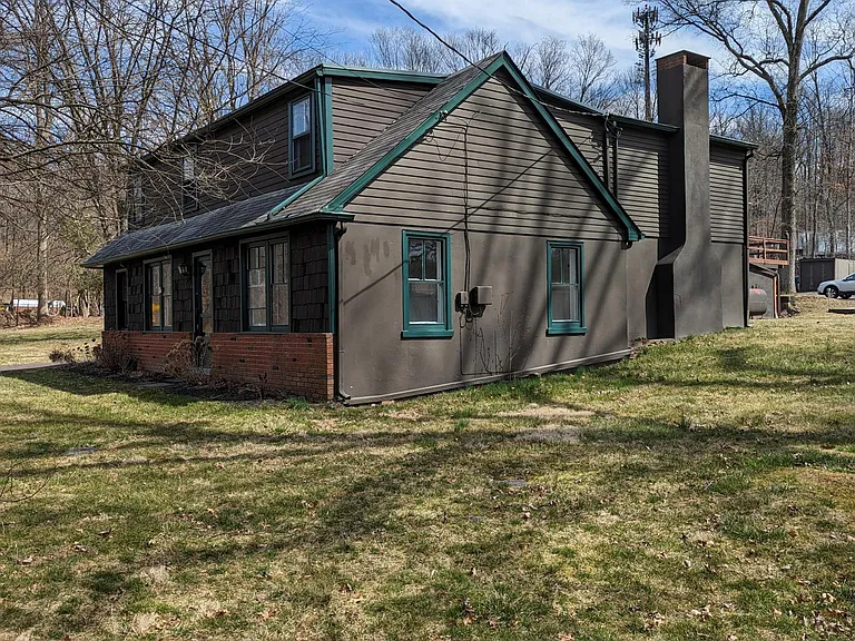 107 E Rockhill Rd — Photo 2