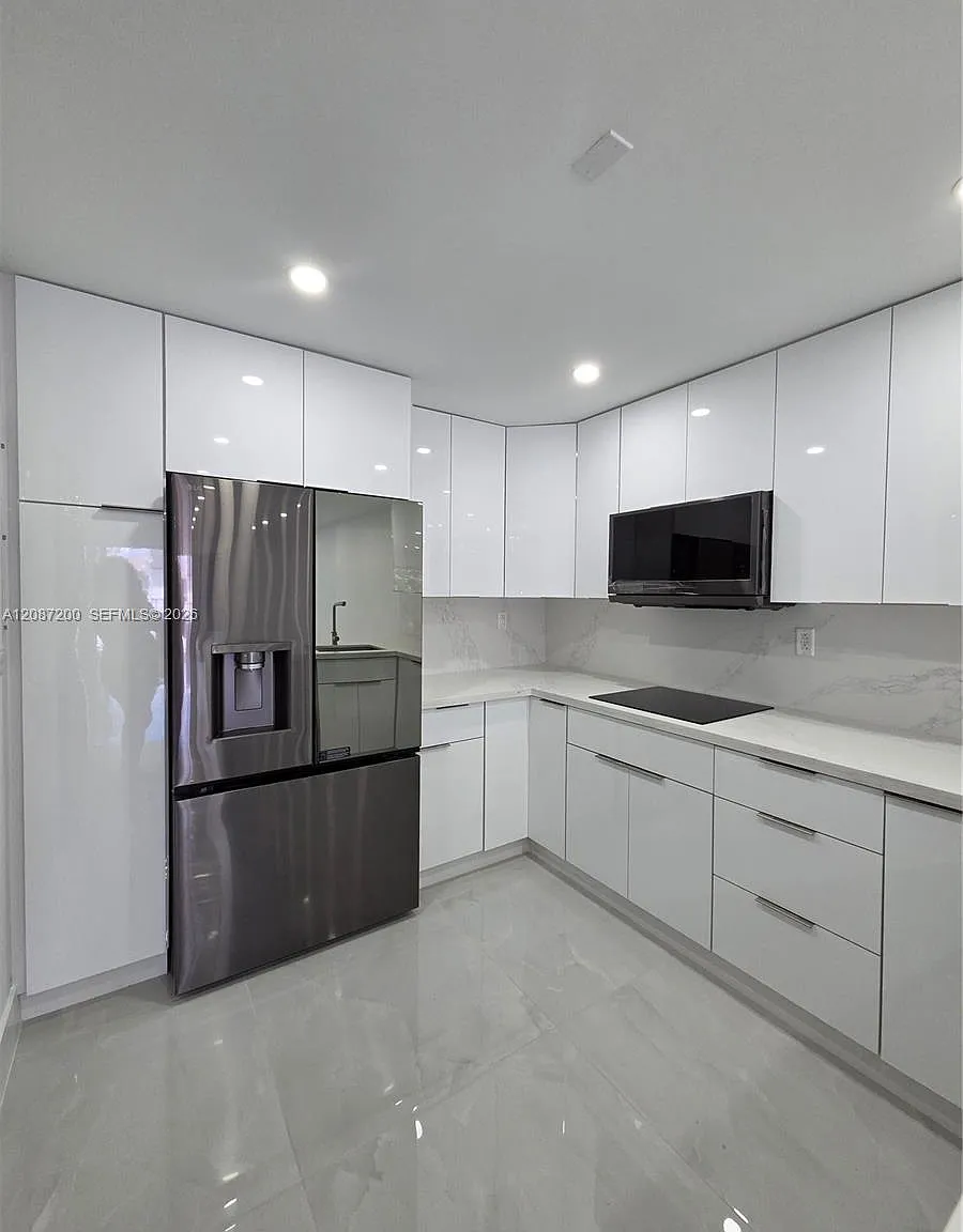 Olympian Gdn Condo — Photo 2