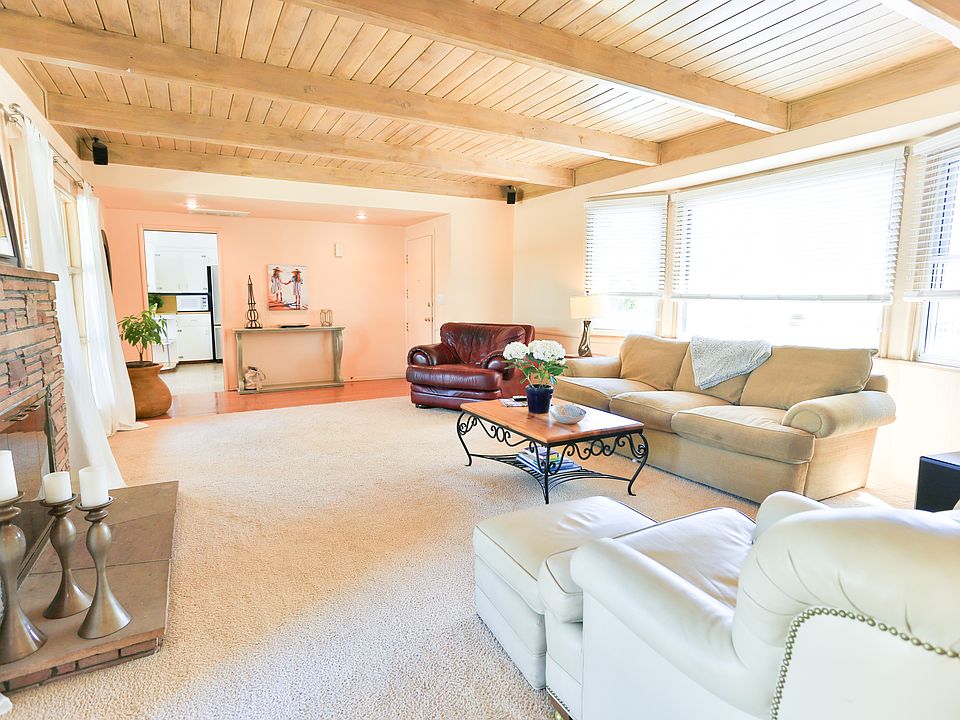 Living Room with fireplace