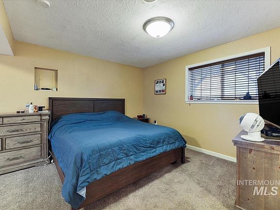 5th image of 195 NW Carrie Cir
