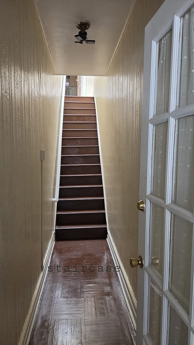 staircase - 159 E 94th St
