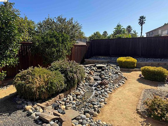 5th image of 2385 Fieldgate Dr