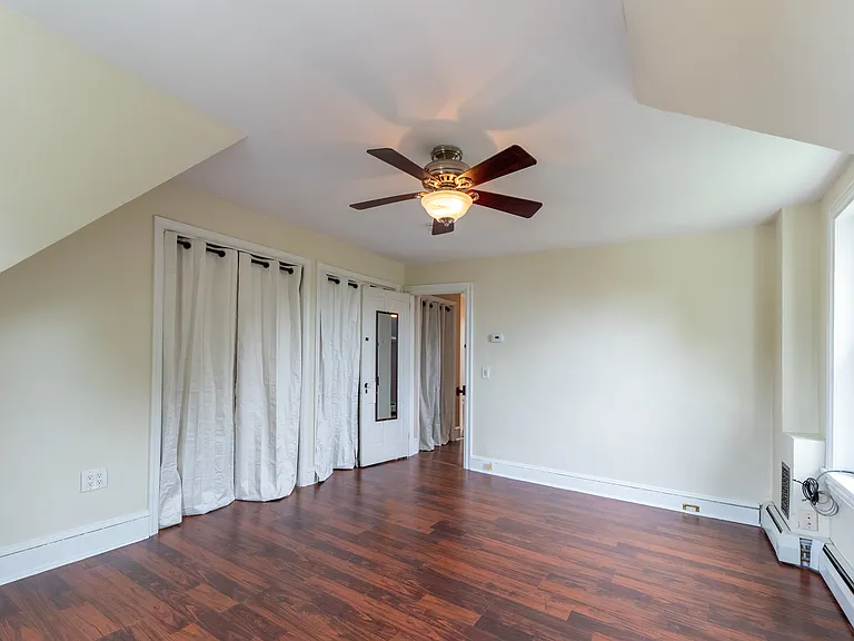 Top floor large front bedroom