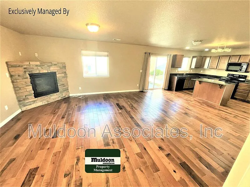 3 bed, 3.0 bath, 1676 sqft, $2,395 — Photo 3