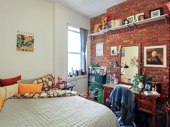 2nd image of 909 Jefferson Ave #2R