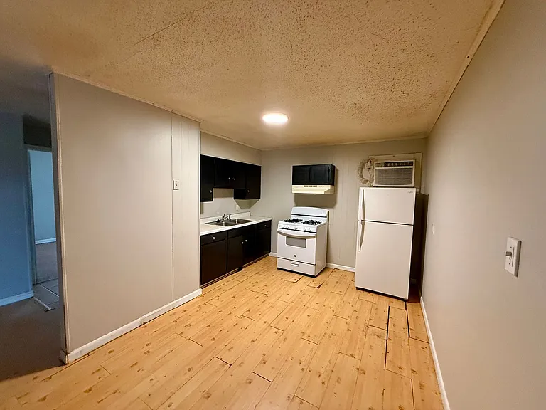 203 N Rogers St — Photo 2