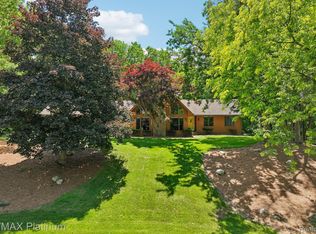 6100 Oak Valley Dr, Whitmore Lake, MI 48189