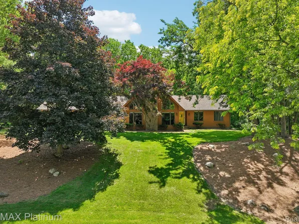 6100 Oak Valley Dr, Whitmore Lake, MI 48189