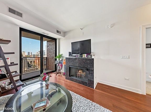 5th image of 451 W Huron St Unit 606