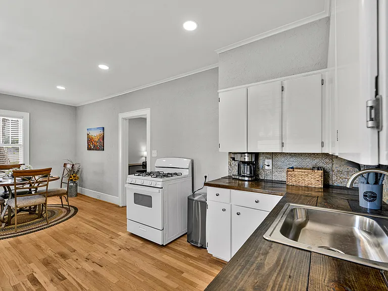 1003 W Cypress Ave — Photo 3