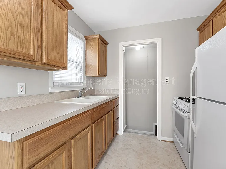 1778 Warwick Ave — Photo 3