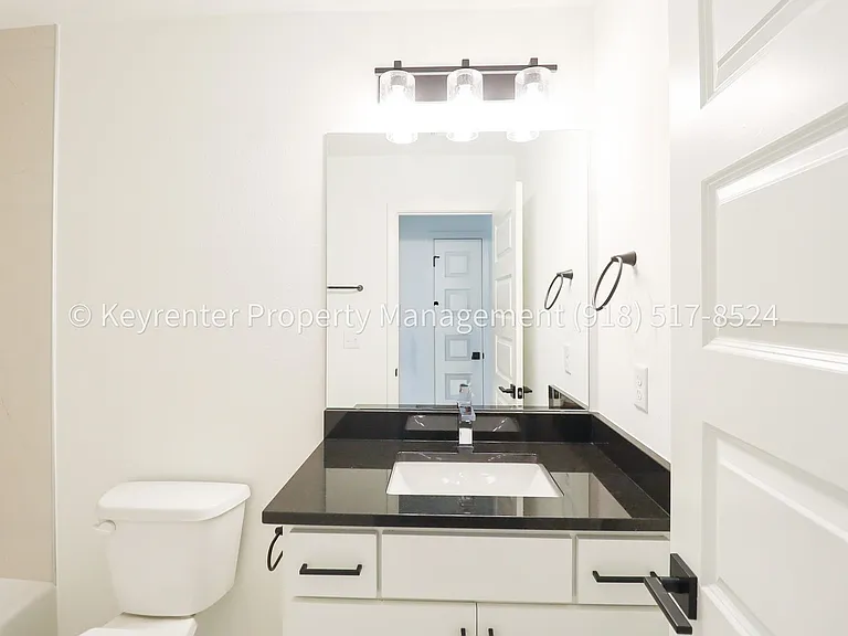 2908 S Redwood Ave — Photo 30